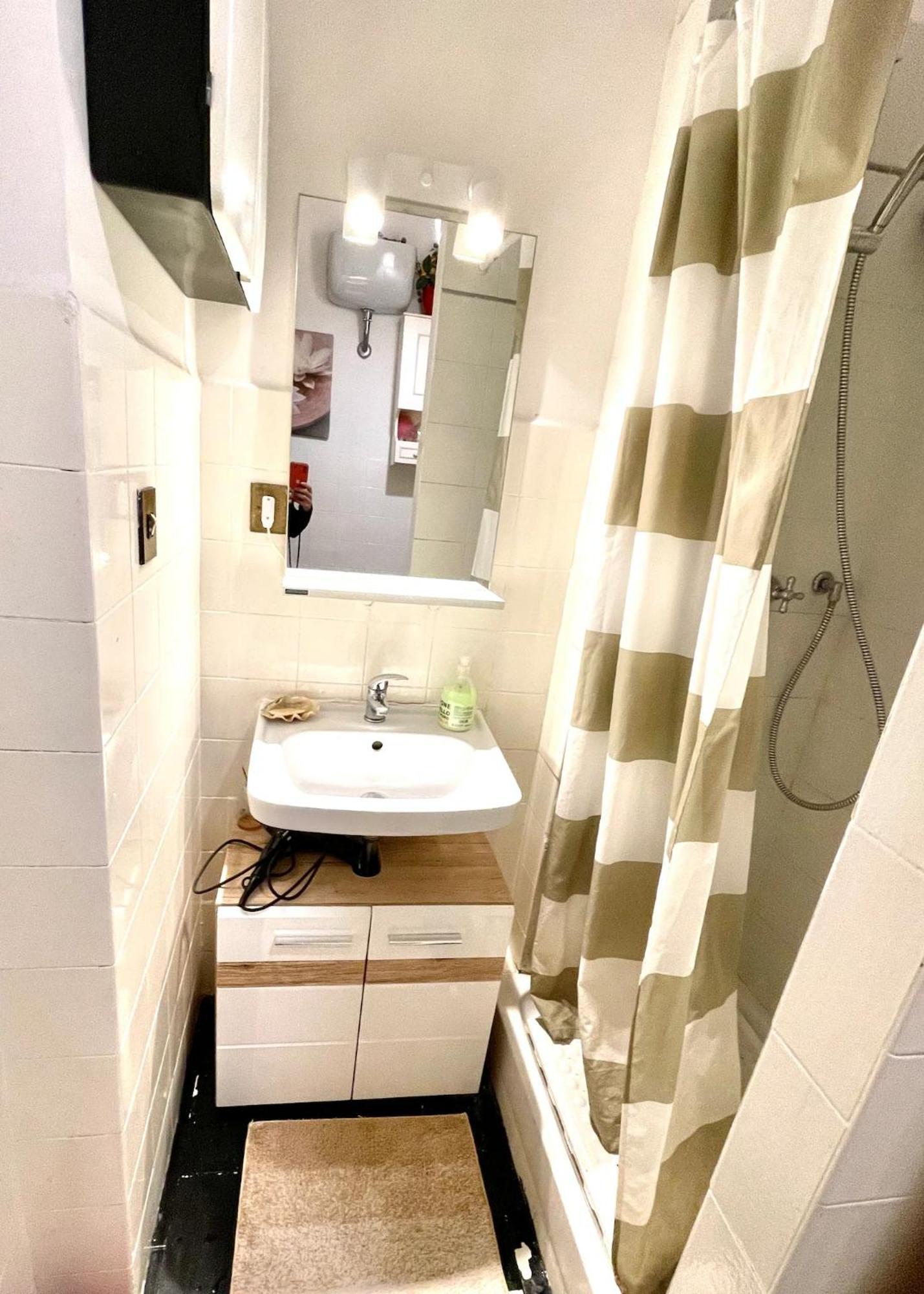 Grande Stanza Con Letto Matrimoniale Bagno Privato Zona San Paolo-trastevere-roma Tre 