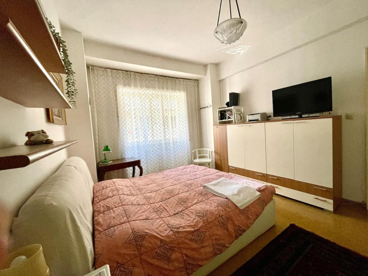 Grande Stanza Con Letto Matrimoniale Bagno Privato Zona San Paolo-trastevere-roma Tre 